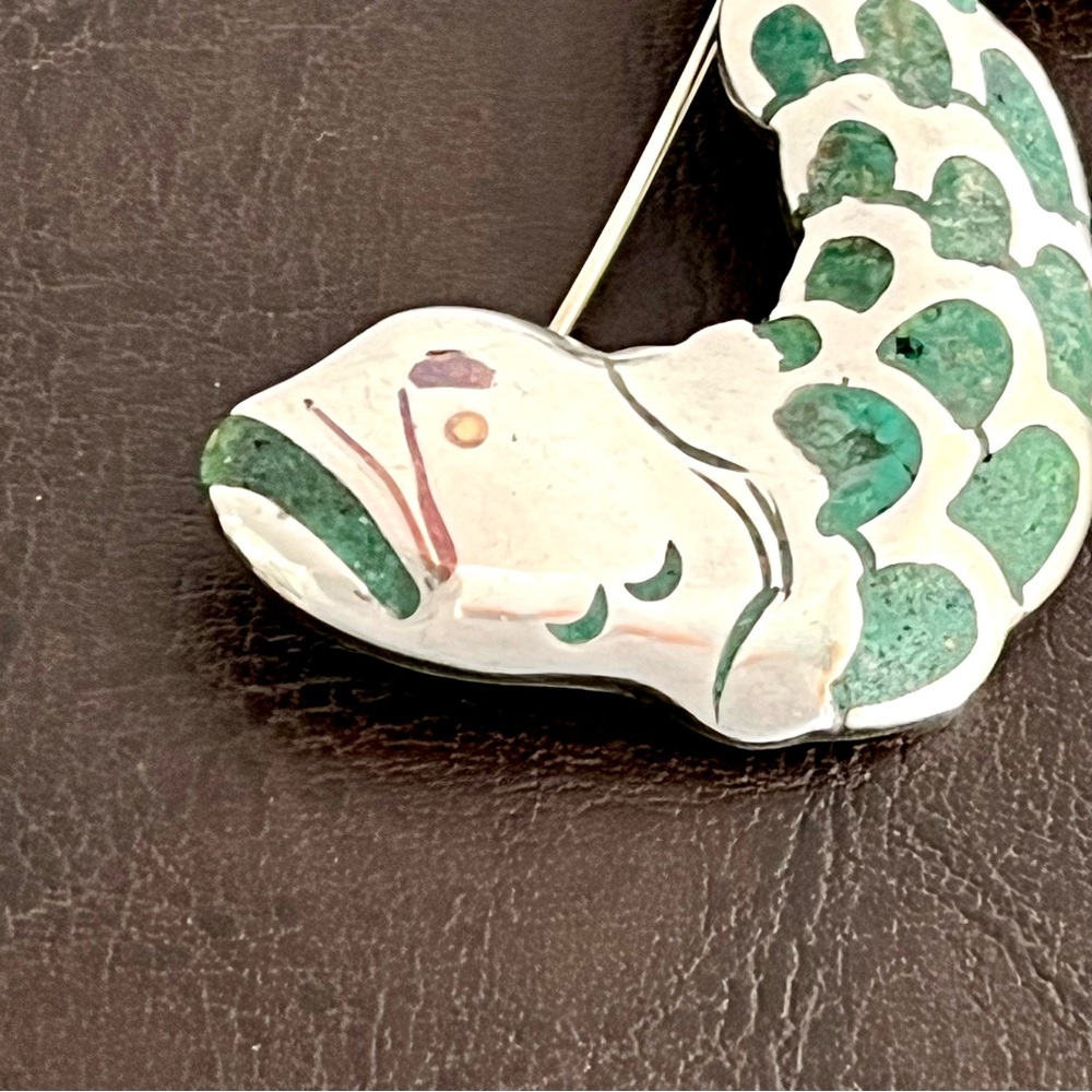🟩SALE🟩 Vintage Signed Los Castillo sterling  crushed stone inlay fish pendant - Picture 6 of 10